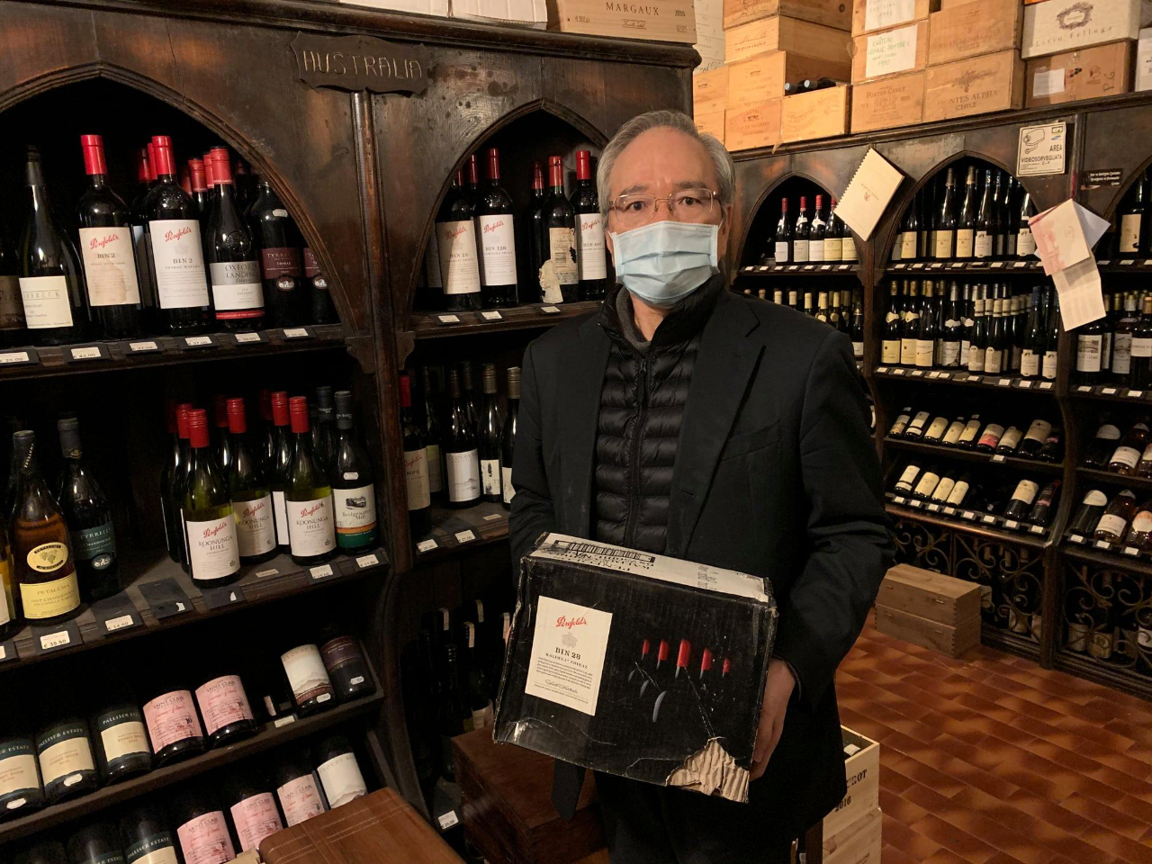中國不滿澳洲呼籲追查武漢肺炎來源，向澳洲葡萄酒實施高額關稅報復，引起全球串連挺澳洲葡萄酒運動。本館李世明特別購買一大箱澳洲葡萄酒，以實際行動響應教宗方濟各最新通諭「眾位弟兄」指出，兄弟情誼不是潮流或時尚，而是具體行動的展現。