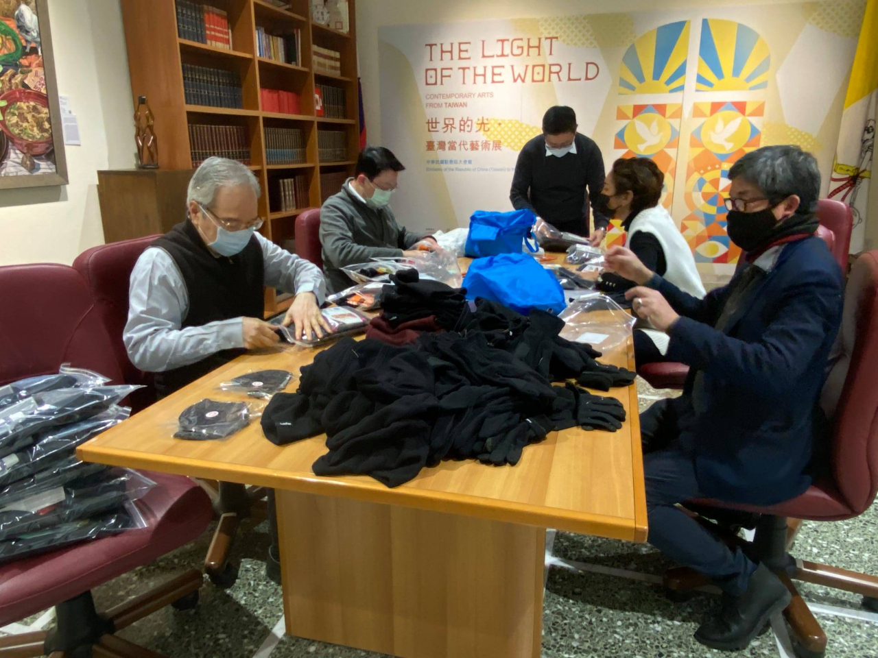 為了彰顯「台灣正在幫忙」（Taiwan is helping）的人道精神，駐教廷大使館昨天準備50份防疫暖冬包發送給街友，內容物包括保暖帽、脖圍、手套、暖暖包、乾糧、消毒液、口罩等。

大使館全體總動員準備了防疫暖冬包，在下雨的寒風中發送給街友，希望透過這個小小舉動，讓無家可歸者感受到來自台灣的溫暖。