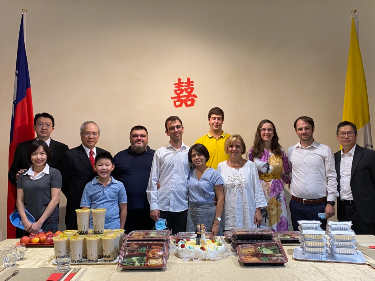     台灣女子蘇家瑩昨(9月2)日在天主的見證下，與丈夫席格孟特（Ivan Sigmund）在梵蒂岡城內的聖安娜教堂（Chiesa di Sant'Anna dei Palafrenieri）完婚；由於新娘親友因疫情無法前來參加，本館李大使世明與多位館員除在現場觀禮，李大使並權當成為蘇小姐「娘家」代表，婚禮溫馨、浪漫，本館也分享了首次在梵蒂崗「臺灣嫁女兒」的感動與祝福。
     李大使表示，這是梵蒂岡首度有「台灣與克羅埃西亞聯姻」的婚禮，他認為駐外館處本來就像國人的娘家，是國人在海外的依靠，看到男方有龐大親友團相隨，蘇家瑩卻因疫情獨自出席，駐教廷大使館懷著「台灣嫁女兒」的祝福心情盡力幫忙，希望國人在海外能感受到家鄉的溫暖。
