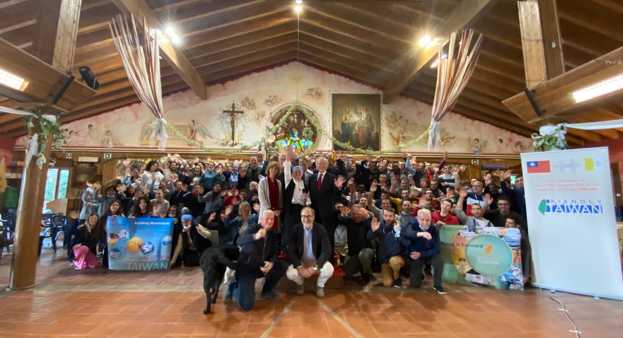 為積極響應教宗方濟各「眾位弟兄」(Fratelli tutti)通諭關懷弱勢精神，並在疫情下以最有意義方式創新辦理國慶慶祝活動，駐教廷大使館於8日在義大利北部天主教「和平社區」(Communita Shalom)戒毒中心辦理本年第2場國慶活動。

活動由該中心創辦人Rosalina Ravasio修女及Brescia教區副主教Don Gaetano及所有師生約300人，隆重於中心大禮堂接待歡迎。在賓客坐妥後，戒毒中心樂團邀請眾人齊聲高歌，為臺灣獻唱生日快樂歌，慶祝中華民國110年國慶。

