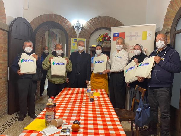 本館於10月7日晚間與教廷宗座賑濟所、聖艾智德團體(Community of Sant’Egidio)志工及方濟各傳教女修會的修女共同在教廷「街友之家」(Palazzo Migliori)，與街友們分享台式便當。
李大使致詞時表示，教宗的通諭啟發我們，越是身在困難時刻，越要關懷彼此，因為我們都是人類大家庭的一份子。
大使也特別介紹為街友朋友們準備的MIT的國慶禮物袋，包括印有”Friendly Taiwan-Fratelli Tutti”的口罩、環保提袋、球帽，以及脖圍、鮪魚罐頭等，盼這份禮物能陪伴大家度過即將到來的冬天。