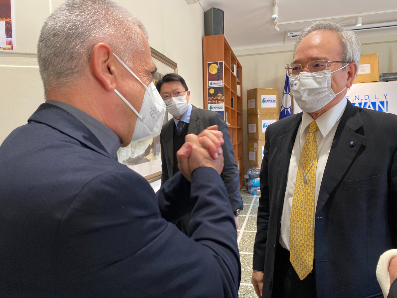 台灣再與教廷攜手救助移民難民。駐教廷大使館今天致贈300個台製睡袋給教廷移民難民事務處與天主教義大利明愛會，展現台灣以實際行動響應教宗的關懷弱勢呼籲。
義大利明愛會主任蘇度（Francesco Soddu）盛讚台灣是教宗「眾位弟兄」通諭的最佳實踐者，他還當場把自己隨身佩戴的聖母項鍊取下，戴在駐教廷大使李世明的脖子上，他感性表示，駐教廷使館近日代表台灣政府救苦濟貧的連串事蹟，在教廷外交圈傳為美談，他認為這個象徵聖母大愛的項鍊找到了合適的新主人。
