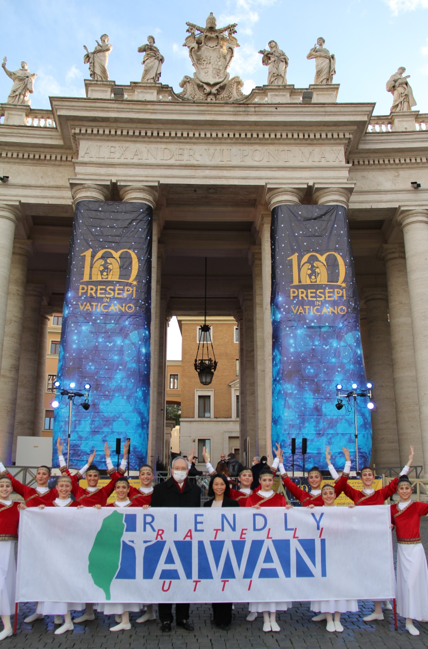 梵蒂岡「世界百大馬槽展」昨(12月5)日揭幕，今年在駐教廷大使館促成下，「台灣傳統歌舞」高山青、娜路灣等榮登開幕表演，樂曲響徹聖伯多祿廣場，吸引朝聖者圍觀。

表演由旅義台灣知名舞蹈家楊玉玲編舞，指導12位義大利舞者演出，風格巧妙融合台灣民俗舞與現代舞，除運用鈴環、彩帶、羽扇等具有東方色彩的道具，並搭配由台灣女高音劉夢潔錄製的台語、國語、原住民語等台灣民謠，凸顯台灣豐富多元的文化。