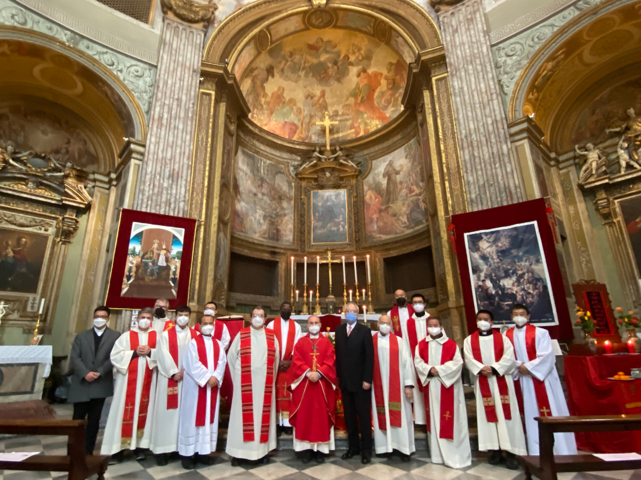 在農曆春節除夕前夕的1月30日，20多位旅居羅馬地區僑民，共同聚集在天主教華人聖堂，以彌撒與祭祖儀式慶賀農曆新年；由於義大利疫情仍十分嚴峻，華人聖堂除備妥洗手液、也要求全體教友及出席人員，以全程戴口罩、座位分開、避免接觸等方式，嚴格遵守防疫規定下，平安、順利完成慶祝儀式。　　
彌撒後，由華人聖堂吳安道神父以敲擊大鼓方式，開啟傳統祭祖典禮，並由本館館長李大使世明主祭，向列祖列宗牌位上香獻祭，以獻花、獻果及上香方式，表達慎終追遠之意。
祭祖後教友們互祝新年快樂，並由Ambarus蒙席及本館館長分送吉祥福袋，分送給在場人士，祝福大家在虎年喜樂平安。
