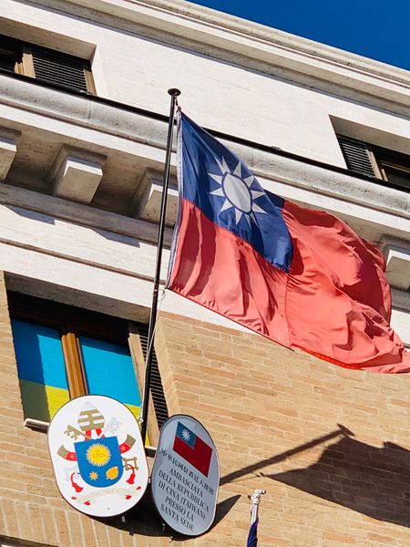 為表達台灣與世界民主國家站在一起，共同支持烏克蘭對抗俄羅斯侵略的立場，駐教廷大使館日前特別將對外玻璃窗貼上烏克蘭國旗的藍黃色彩，引起許多路過朝聖客、遊客拍照致意。

中華民國駐教廷大使館位在通往聖伯多祿大教堂（St. Peter's Basilica）的必經之路協和大道（Via dellaConciliazione），同棟建築樓下恰是加拿大駐教廷使館，加拿大駐館向外的窗戶也有藍黃色彩圖貼，讓整棟建築上下一片「烏克蘭窗」，形成特殊景觀，不少遊客經過爭相合影致意，並對著使館人員豎大拇指比讚。

駐教廷大使館響應教宗呼籲，除2月26日舉行「為烏克蘭和平祈禱會」，3月2日與教宗、全球天主教徒同步替烏克蘭禁食祈禱，也特別將使館外窗貼上烏克蘭國旗藍黃色彩。駐教廷大使館人員表示，盼藉由這些「微小但意義深重」的舉動，傳遞台灣人民支持烏克蘭的心意。