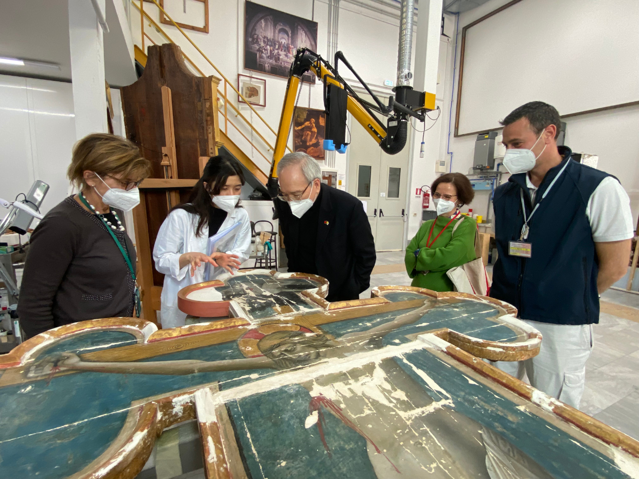 為關心我國人參與梵蒂岡博物館「專業修復人才培訓計劃」實習生活，本館李大使在該館負責培訓之Persegati主任接待下，參觀我國學員賴盈伃小姐在梵博實習6個月的工作成果。
P主任表示迄今已有2位臺灣優秀修復人員參與工作，臺灣年輕人友善、認真及專業的工作態度，實際有效率地協助處理龐大文物修復案件，十分感謝臺灣選派專業人員參與該培訓計畫。
本館同仁在P主任陪同下，特別參觀來自Abbey of Sant Eutizio修道院委託修復的15世紀大型十字架。P主任回憶，巨大的十字架在地震中碎成30餘片，幾乎無法一窺十字架全貌，幸好有天主保佑及由該館集合木質、貼金及繪畫等專業修復師及賴小姐從旁協助下，十字架奇蹟的接近修復完成；李大使亦隨著工作人員，爬上危顫的鷹架，參觀正在進行整建的梵蒂岡宗座宮(教宗寓所)內19世紀壁畫。
