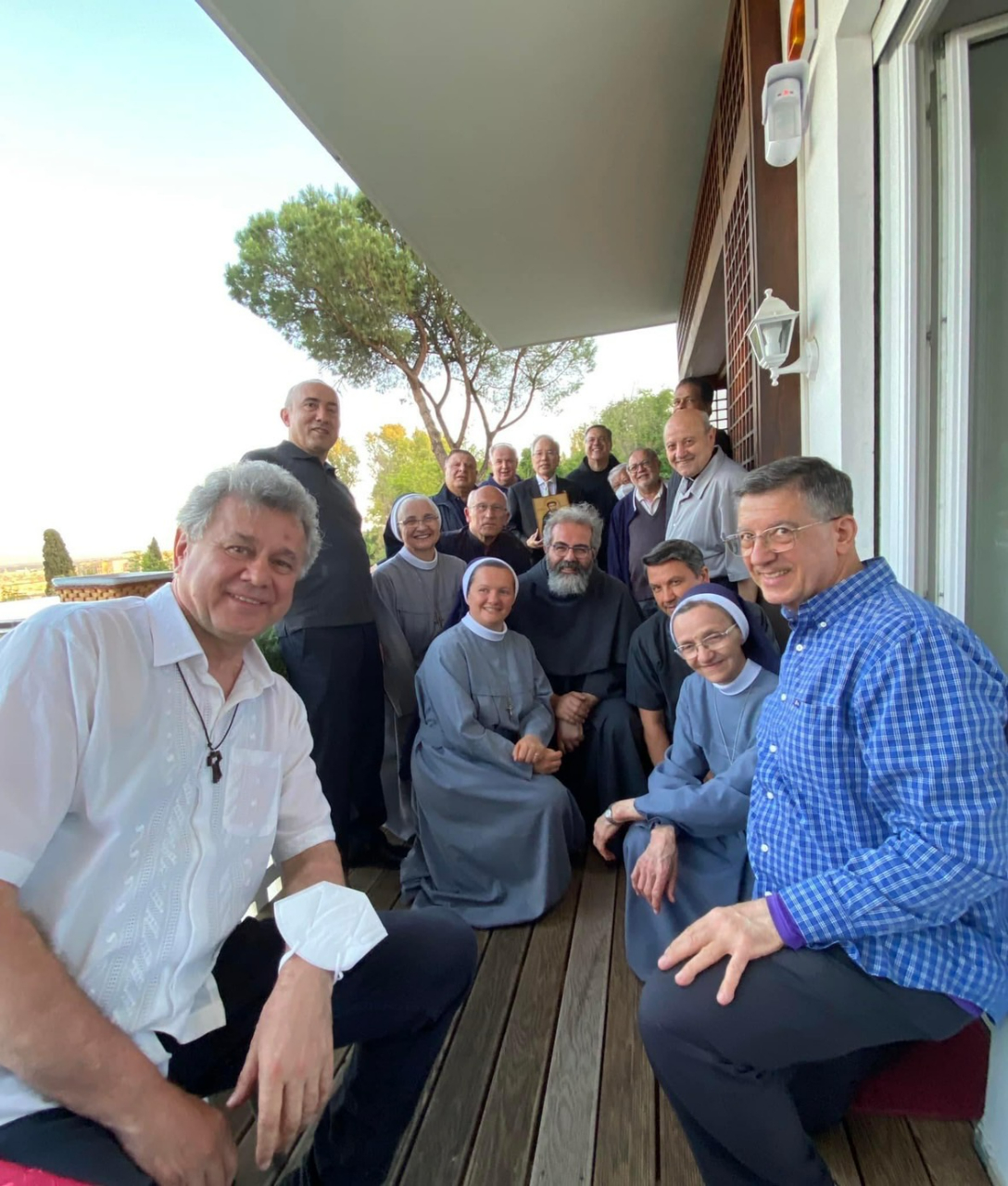 本館日前很高興在職務宿舍歡迎教廷聖赦院的告解神師及團體成員們，ㄧ同享用美味台式餐點及立陶宛啤酒，度過愉快的夜晚。
隸屬天主教聖方濟各會的聖赦院院長Fr. Vincenzo Cosatti，特別致贈該修會創辦人亞西西的聖方濟各畫像。
