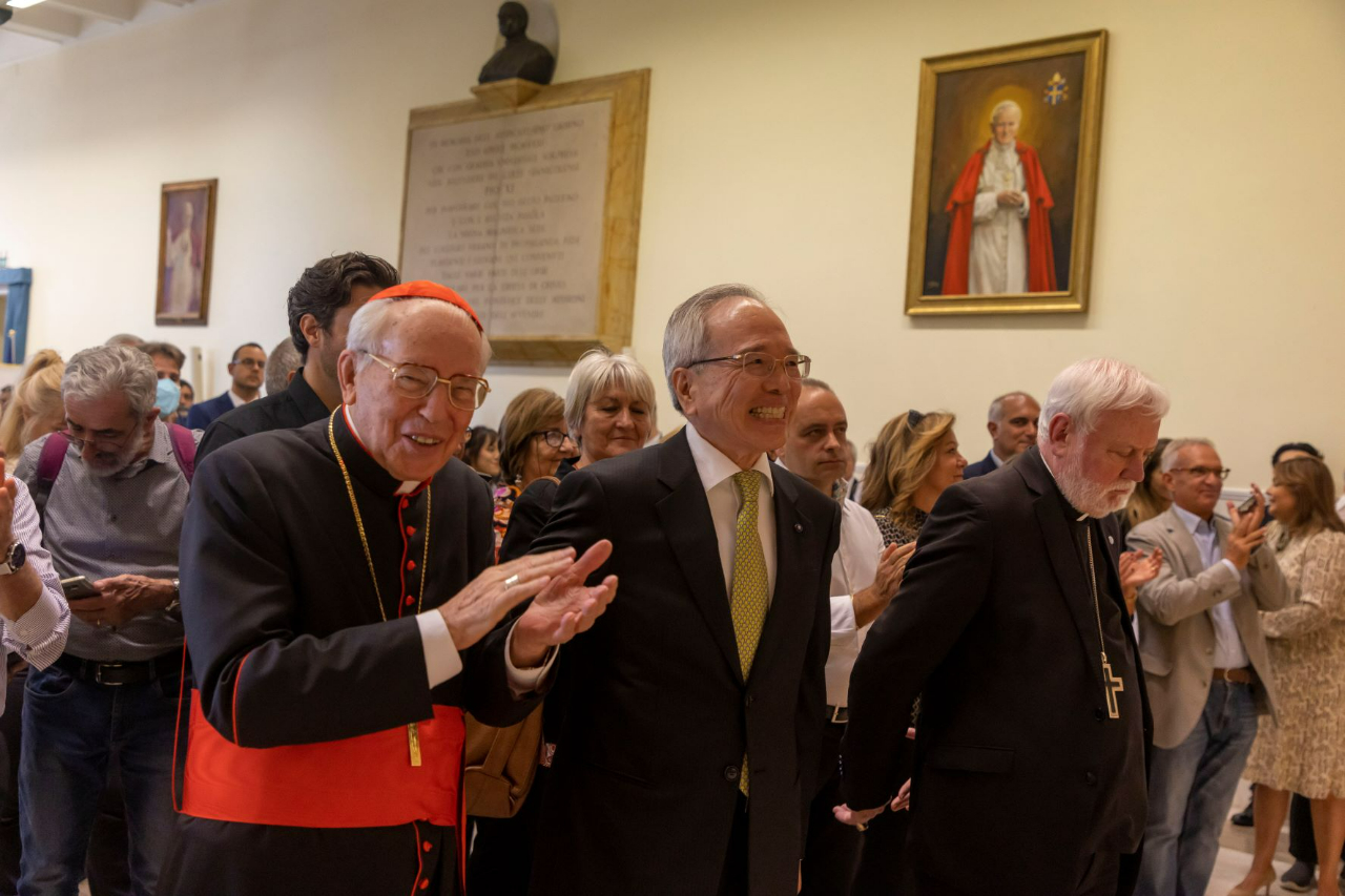 駐教廷大使館本年在教廷宗座傳信公學院（Pontifical Urban College）舉辦國慶酒會，蓋拉格、教廷樞機主教團團長雷伊（Giovanni Battista Re）、國務院助理院長康納（Roberto Cona）、禮賓司長莫菲（Joseph Murphy）、教廷促進人類整體發展部副秘書長巴吉歐（Fabio Baggio）、教廷跨宗教對話部秘書長英都尼（Indunil Kodithuwakku）等多位教廷政要，及各修會代表、駐教廷使節團逾250人出席。
李世明表示，天主教多年來對台灣發展貢獻重大，如今輪到台灣回饋國際社會，台灣除在疫情期間響應教宗「眾位弟兄」通諭，向世界援助所需物資，體現台灣能幫忙精神，也落實教宗「為祢受讚頌」通諭，致力應對全球氣候變化挑戰。