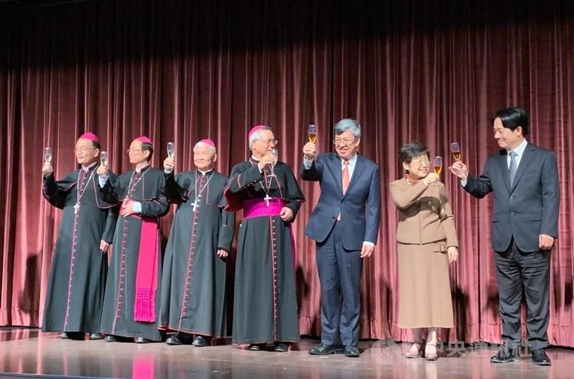 The Apostolic Nunciature in Taiwan held a reception on March 13, 2020, marking the 7th anniversary of the election of Pope Francis.
The ceremony was hosted by Charge d’Affaires of the Apostolic Nunciature, Rev. Msgr. Arnaldo Catalan, and attened by members of the clergy, vice President Chen Chien-jen and his wife and Vice President-elect Lai Ching-te.
