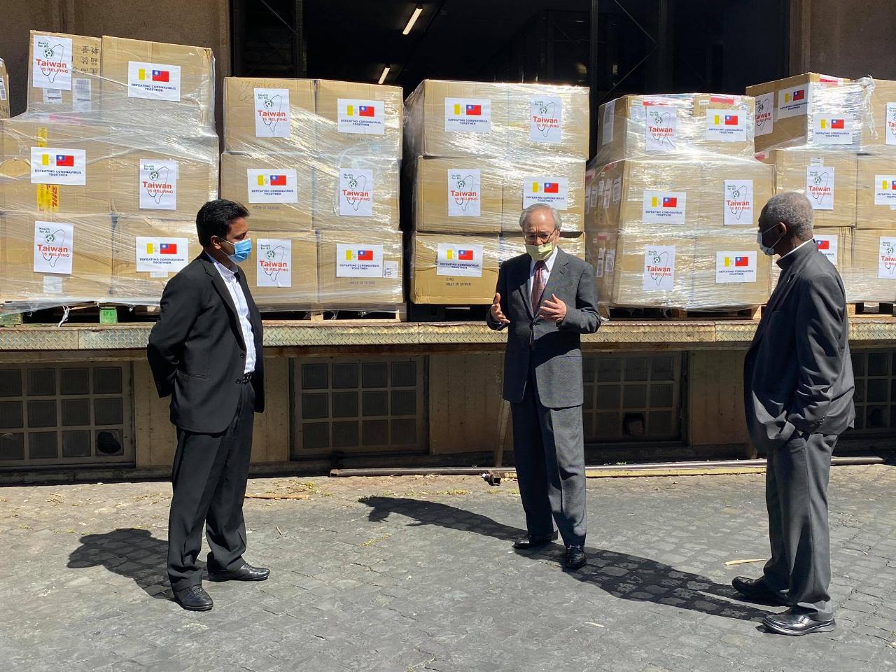 In a spirit of collaboration, Taiwan donated 200,000 masks along with two infrared thermal imaging cameras to the Vatican.
Cumulatively, Taiwan has already provided 480,000 face masks and other relief goods such as rice cookers and canned food to the Vatican in April alone.