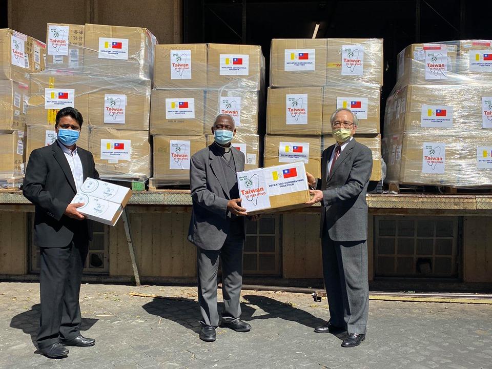 In a spirit of collaboration, Taiwan donated 200,000 masks along with two infrared thermal imaging cameras to the Vatican.
Cumulatively, Taiwan has already provided 480,000 face masks and other relief goods such as rice cookers and canned food to the Vatican in April alone.