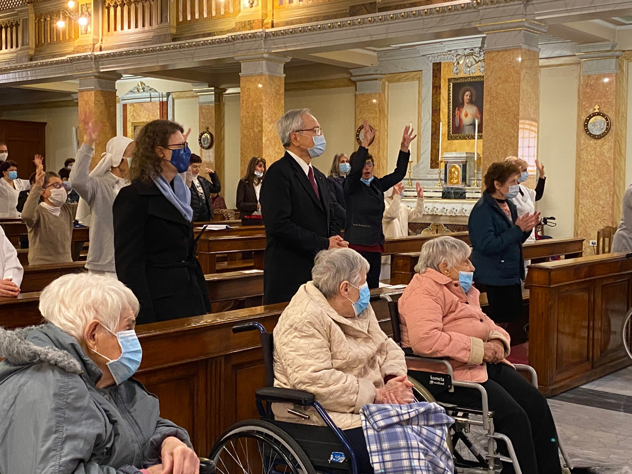 The Embassy of the Republic of China (Taiwan) to the Holy See continues to put in practice the Pope’s teaching in Fratelli tutti by embracing fraternity, as the Holy Father said in his last encyclical, “By acknowledging the dignity of each human person, we can contribute to the rebirth of a universal aspiration to fraternity.”
On October 23, 2020, Ambassador Matthew Lee attended the Mass for the 9th anniversary of the canonization ceremony of St. Louis Guanella at the Casa Santa Maria della Provvidenza. After the Eucharistic ceremony, Ambassador Lee delivered the digital thermometers, surgical gloves, and cleaning products to the rehabilitation center saying that, as Pope Francis stated in his encyclical Fratelli tutti, the COVID-19 pandemic has reminded all “that we are a global community,…that we are brothers and sisters of one another.” Ambassador Lee hoped that the materials would help the Catholic institution to ensure the safety of its special guests. Ambassador Lee also explained that, during the global health crisis, the Embassy looked for ways to help those most in need and took the opportunity to really be in solidarity with others, thus finding a sense of unity and coming together in fraternal love.
Sister Michela Carrozzino, the Head of the center, thanked Taiwan and its people for the gifts and mentioned that the Pope’s words may have no better illustration that this wonderful donation that demonstrates a deep concern for each other as brothers and sisters, as well as created some beautiful and touching moments with some of the disabled women who participated in the event.
