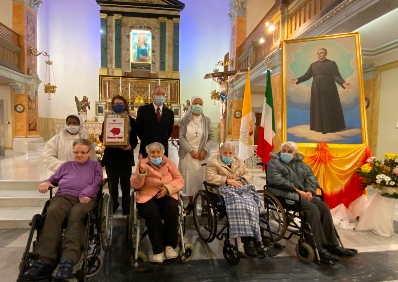 On October 23, 2020, Ambassador Matthew Lee attended the Mass for the 9th anniversary of the canonization ceremony of St. Louis Guanella at the Casa Santa Maria della Provvidenza. After the Eucharistic ceremony, Ambassador Lee delivered the digital thermometers, surgical gloves, and cleaning products to the rehabilitation center saying that, as Pope Francis stated in his encyclical Fratelli tutti, the COVID-19 pandemic has reminded all “that we are a global community,…that we are brothers and sisters of one another.” Ambassador Lee hoped that the materials would help the Catholic institution to ensure the safety of its special guests. Ambassador Lee also explained that, during the global health crisis, the Embassy looked for ways to help those most in need and took the opportunity to really be in solidarity with others, thus finding a sense of unity and coming together in fraternal love.
Sister Michela Carrozzino, the Head of the center, thanked Taiwan and its people for the gifts and mentioned that the Pope’s words may have no better illustration that this wonderful donation that demonstrates a deep concern for each other as brothers and sisters, as well as created some beautiful and touching moments with some of the disabled women who participated in the event.
