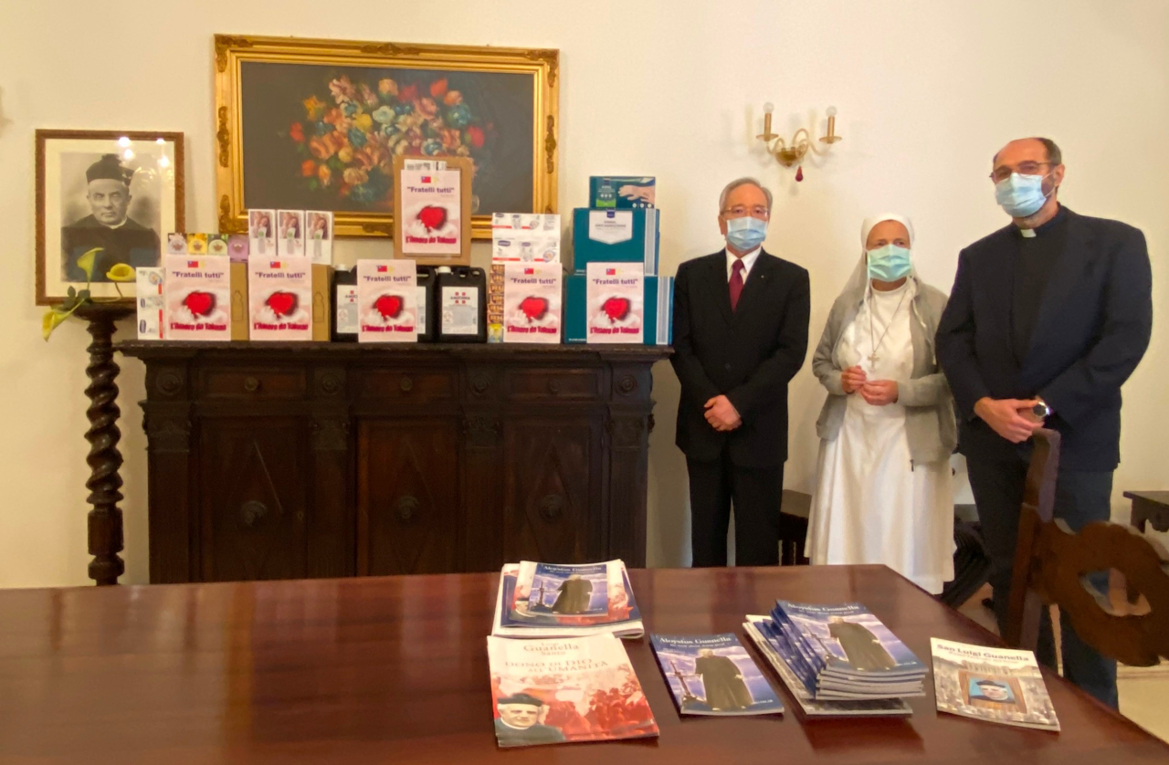 On October 23, 2020, Ambassador Matthew Lee attended the Mass for the 9th anniversary of the canonization ceremony of St. Louis Guanella at the Casa Santa Maria della Provvidenza. After the Eucharistic ceremony, Ambassador Lee delivered the digital thermometers, surgical gloves, and cleaning products to the rehabilitation center saying that, as Pope Francis stated in his encyclical Fratelli tutti, the COVID-19 pandemic has reminded all “that we are a global community,…that we are brothers and sisters of one another.” Ambassador Lee hoped that the materials would help the Catholic institution to ensure the safety of its special guests. Ambassador Lee also explained that, during the global health crisis, the Embassy looked for ways to help those most in need and took the opportunity to really be in solidarity with others, thus finding a sense of unity and coming together in fraternal love.
Sister Michela Carrozzino, the Head of the center, thanked Taiwan and its people for the gifts and mentioned that the Pope’s words may have no better illustration that this wonderful donation that demonstrates a deep concern for each other as brothers and sisters, as well as created some beautiful and touching moments with some of the disabled women who participated in the event.
