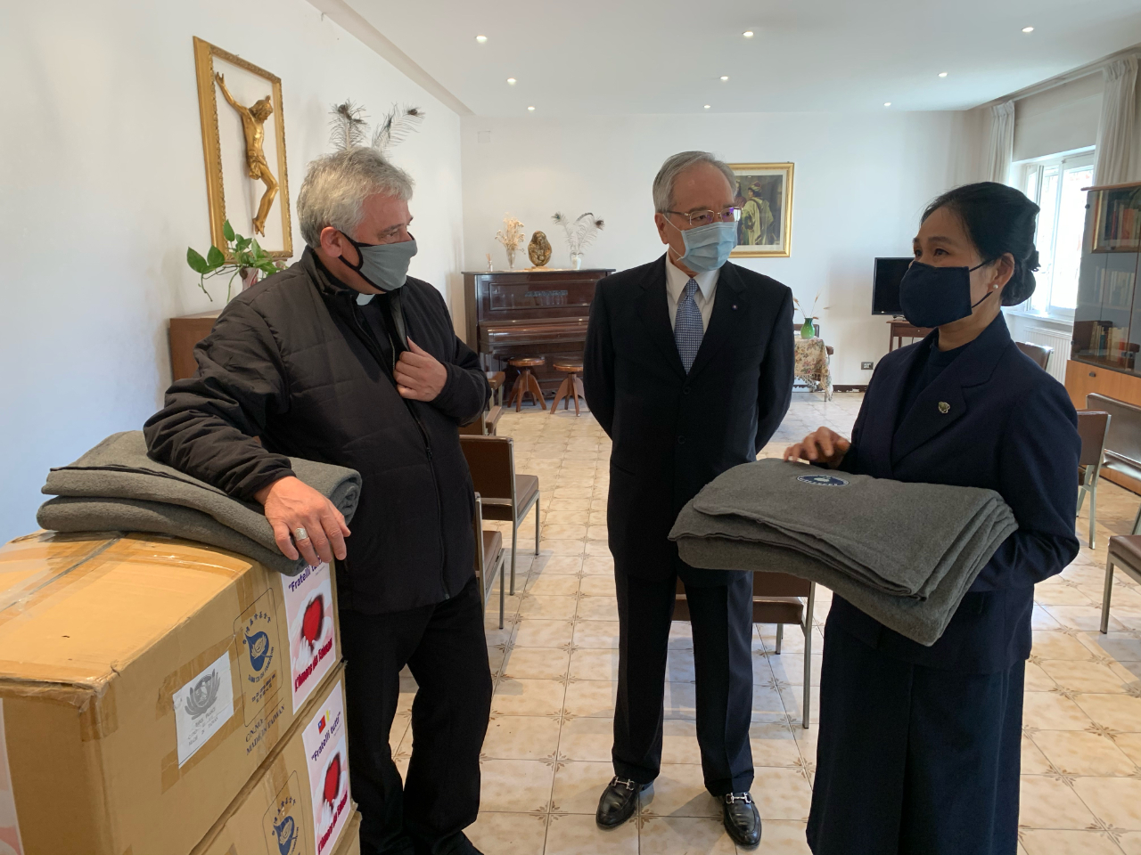On October 21 at Villa Serena, Ambassador Lee, presented Cardinal Krajewski with 65 eco-blankets made in Taiwan with recycled plastic bottles and inspired by the spirit of Laudato sì. The blankets, which were provided by Tzu-Chi Buddhist Charity Foundation, will be distributed to the migrant women sheltered in the building lent by the Sisters Servants of the Divine Providence of Catania to the Pope through the Papal Almoner. The migrants arrived in Italy through the Humanitarian Corridors program. 
The Embassy of the Republic of China (Taiwan) to the Holy See has promptly reacted to the Holy Father’s call to reach out to those in need as real brothers as sisters.
