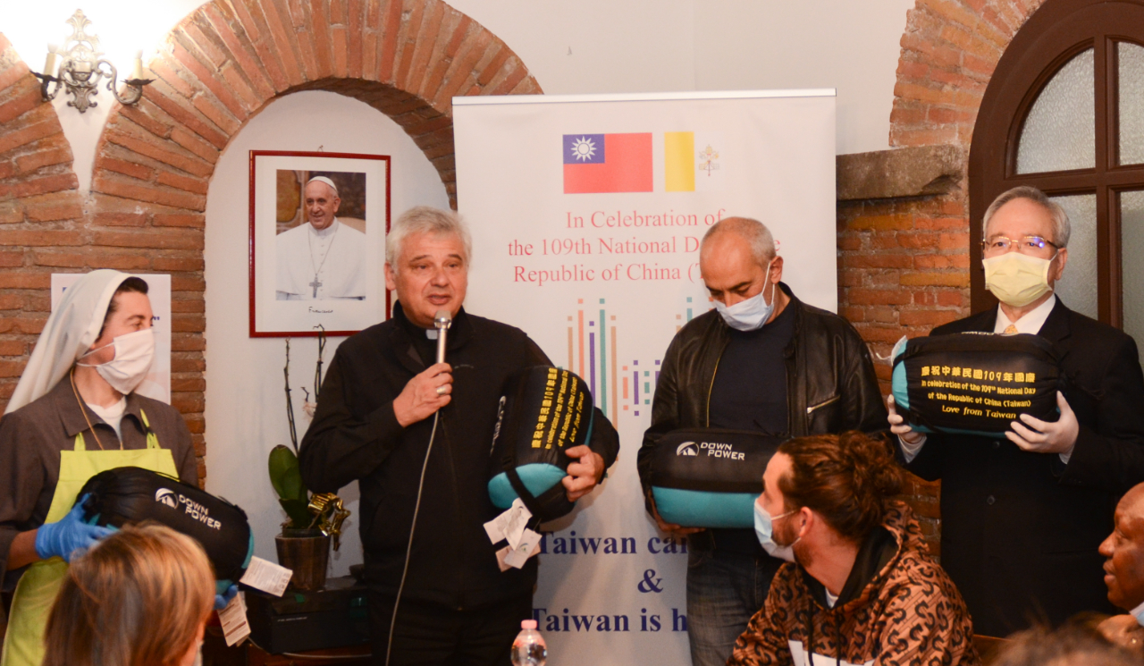 With the precious help of H.E. Cardinal Konrad Krajewski, the Embassy invited those members of the human family who are “left behind and in the shadows” to share a traditional Taiwanese meal, virtually embracing the entire suffering humanity, in the hope of restoring their dignity of human beings, as well as presented them with sleeping bags made in Taiwan to provide comfort and warmth to those living on the streets.
