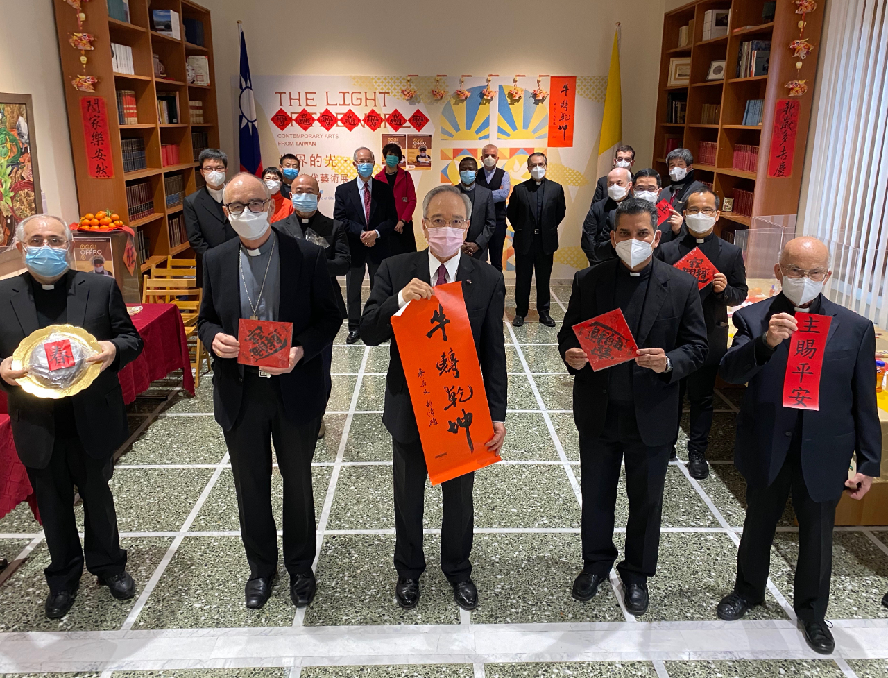 The Embassy celebrated the Lunar New Year, the most important festival in Chinese-speaking communities, by sharing a lunch with traditional dishes with a group of priests and other long-time friends, on February 10 at the Chancery.
In his address, Ambassador Lee stressed how the festive atmosphere should not allow us to forget those most in need and handed out small gifts to this guests: solidarity chocolate bars in order to support a Caritas Rome project benefiting those brothers and sisters who are facing hardship due to the global health crisis. He then expressed his wish that in the Year 2021 we could all enjoy health and peace and concluded by saying, “Taiwan be with you and better together!”.