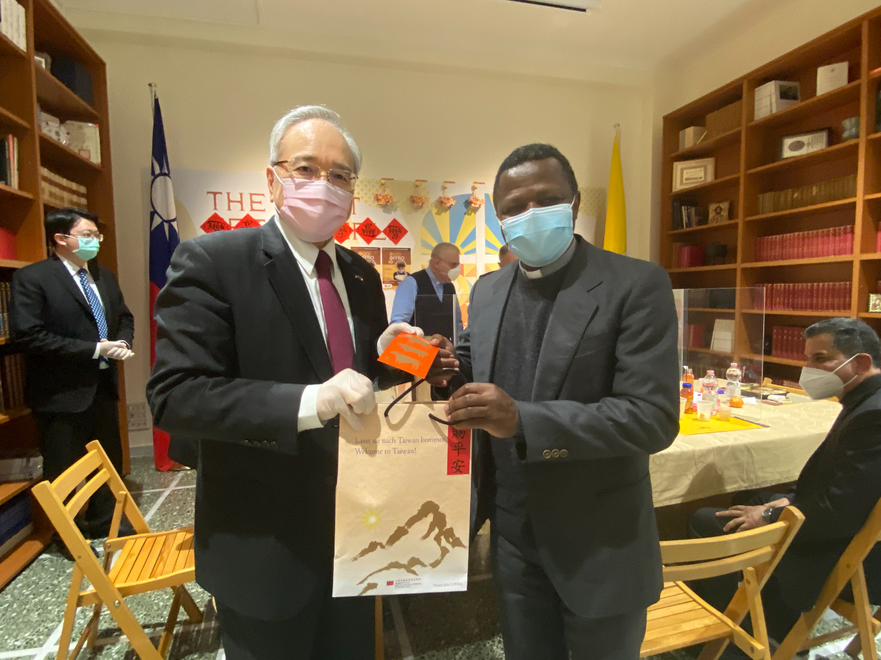 The Embassy celebrated the Lunar New Year, the most important festival in Chinese-speaking communities, by sharing a lunch with traditional dishes with a group of priests and other long-time friends, on February 10 at the Chancery.
The guests appreciated the anti-COVID protection measures, the colorful and meaningful decorations, the joyous environment, the lucky coins of the Year of the Ox offered by President Tsai, the lottery and the traditional dessert prepared for the special occasion.
