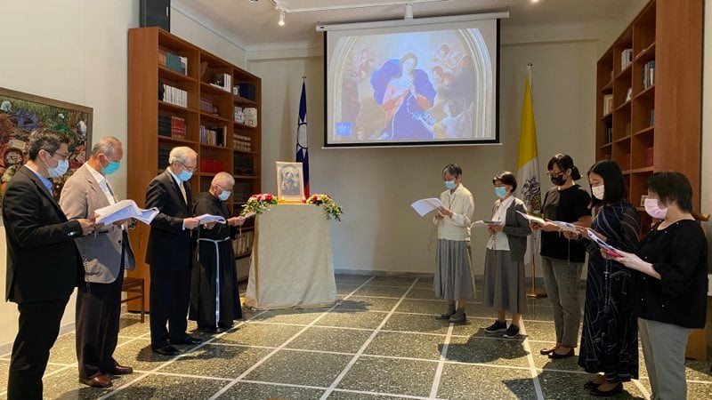 In Taiwan, the dioceses, congregations and Catholic citizens actively participated in the Pope’s initiative by joining in his prayers of hope to end the pandemic and for peace in Taiwan. 
Echoing Pope Francis’ prayer initiative, the Embassy invited Fr. Michael Goh and Fr. Giuseppe Chiu to lead the recitation of the Rosary at the residence and office on May 1 and 31, 2021, respectively.
Amb. Matthew Lee strongly encouraged the gatherings in the spirit of fraternity and solidarity as a way to be united in prayer with brothers and sisters all over the globe.
