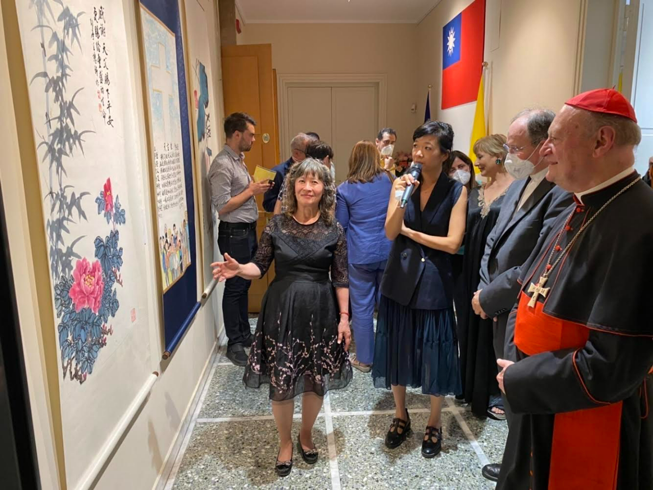      “St. Paul used to say that we must praise God with words, work and lyrics,” said Cardinal Gianfranco Ravasi at the inauguration ceremony of “Friendly Taiwan meets Fratelli tutti” exhibition held on Friday, July 1st, 2022 at the Chancery of the ROC (Taiwan) Embassy to the Holy See. He then added that “The truth conveyed by the contents of Fratelli tutti encourages us to do good but, at the same time, it is also conveyed through the artworks of Taiwanese artists.
     Cardinal Ravasi of the Dicastery for Culture and Education opened the exhibition with a prayer as to include the voice of Pope Francis through a passage of Fratelli tutti: “Inspire in us a dream of renewed encounter, dialogue, justice and peace. Move us to create healthier societies and a more dignified world, a world without hunger, poverty, violence and war.”
     Inspired by the Pope’s “Culture of Encounter,” the exhibition features 18 religious calligraphy and 12 calligraphic ink painting works created by well-known Taiwanese American artists Maw Chyuan Wang and Karen Shee. Among the guests, a delegation of authorities from Taiwan, the Holy See, as well as members of the Diplomatic Corps and religious congregations.
     The thirty pieces on display contain excerpts from the Bible and the Pope’s encyclicals Laudatosì and Fratelli tutti,and other inspiring phrases to highlight Taiwan’s commitment and joint efforts with the Holy See to advance global human rights and welfare, democracy, freedom, and environmental protection. As reminded by Ambassador Matthew S.M. LEE: “The similarities between Taiwan and the Holy See are not only in the forms of artistic expression, but also in the values shared by both sides: democracy, freedom, and human rights.” 
     “Friendly Taiwan meets Fratelli tutti” exhibition celebrates the 80th anniversary of diplomatic relations between the Republic of China (Taiwan) and the Holy See by combining the Sacred Scripture with the beauty of Taiwanese calligraphy to give the audience an original and innovative experience. 

