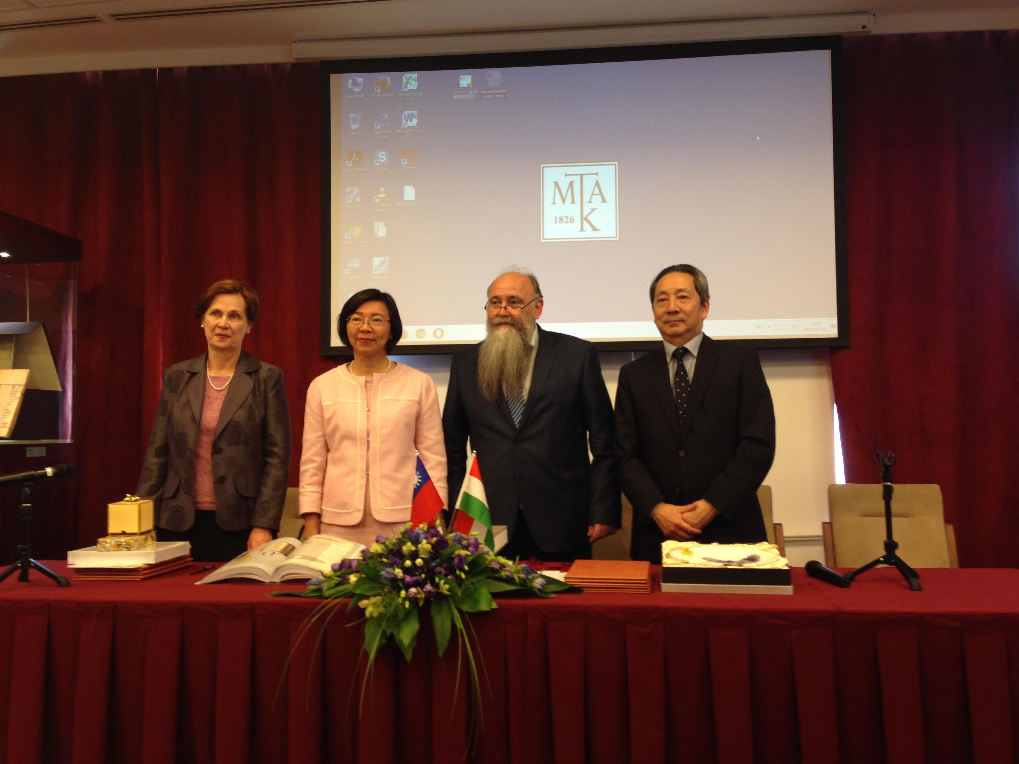 (右起)陶文隆大使、匈牙利科學院圖書館館長István Monok、曾館長淑賢及匈牙利科學院東方館藏主任Agnes Kelecsényi於簽約儀式後合影