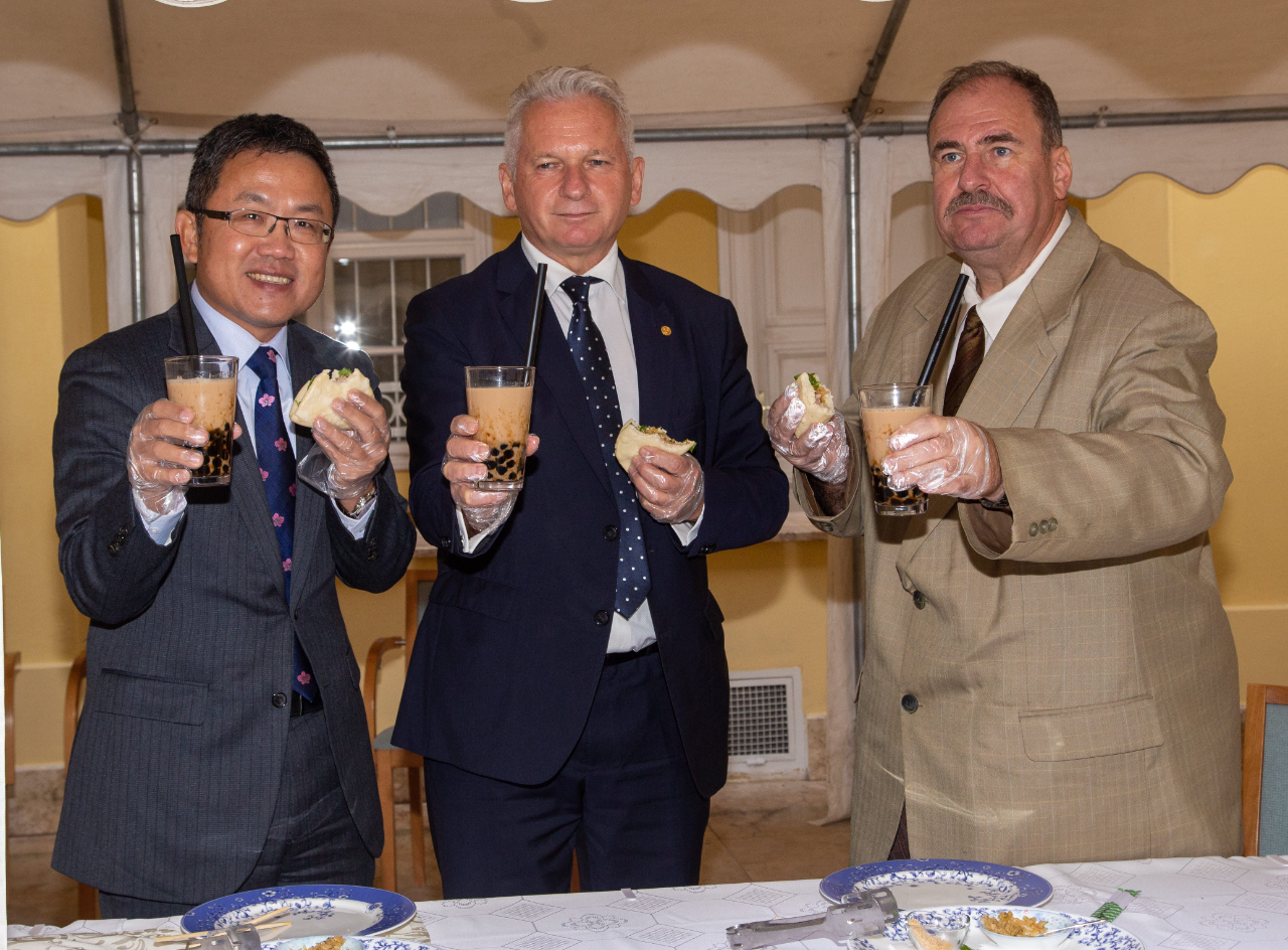 劉世忠大使與Damjanich János Museum館長Dr. Laszlo Horvath及羅蘭大學校長Dr. Laszlo Borhy一起動手製作刈包
