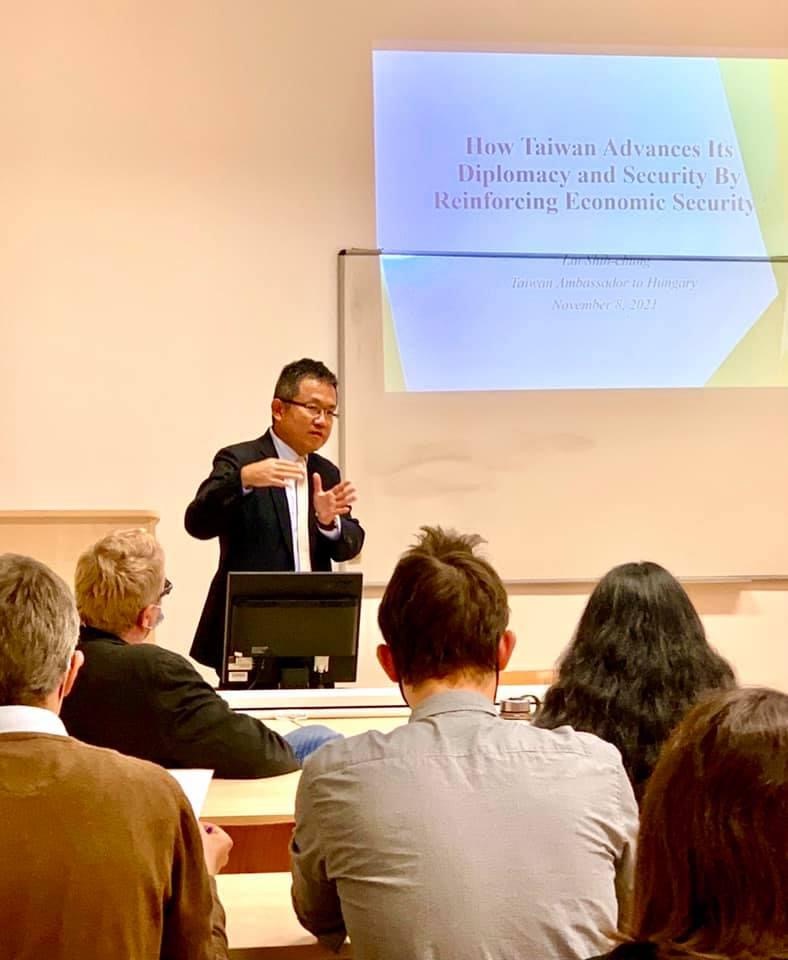 劉世忠大使11月8日於匈牙利巴茲曼尼天主教大學（Pázmány Péter Catholic University）以「台灣經濟安全等同國家安全」為題發表專題演講，由該校中國問題專家沙拉特（Gergely Salát）主持，出席者包括前外交官、學者和學生，現場提問踴躍。


