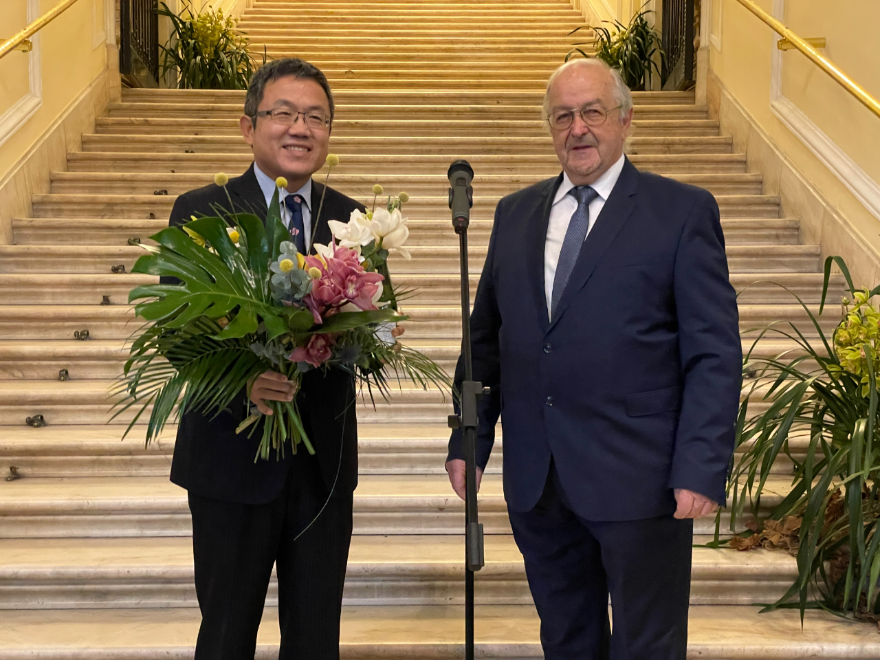 劉世忠大使與匈牙利蘭花協會會長Laszlo Sipos博士於蘭展致詞後合影