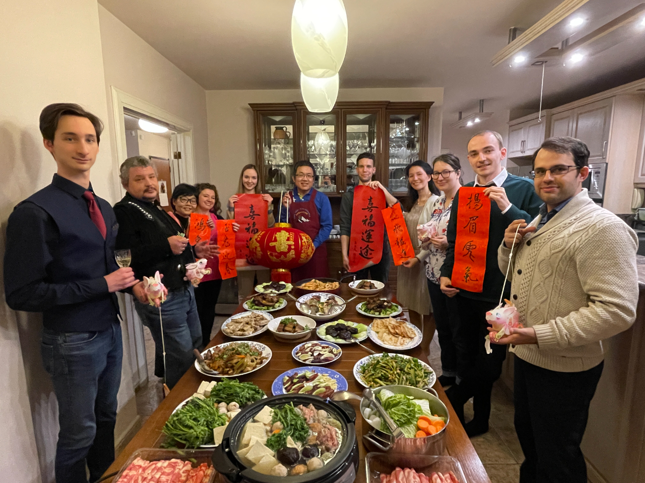 劉世忠大使邀請匈牙利台灣華語文學習中心師生至官邸舉行新春餐敘，迎接兔年來臨。