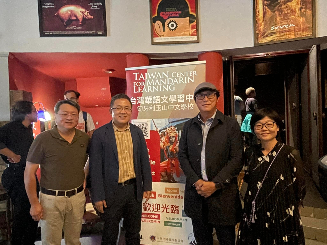 劉世忠大使（左二）、姚文智發行人(右二)、匈牙利台灣華語文學習中心校長李怡瑩（右一）及匈牙利台商會劉倖佑會長9月8日於《流麻溝十五號》首映會合影。