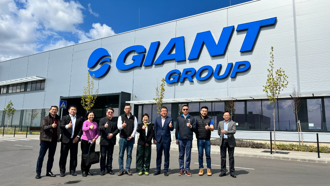 Liu, Shih-chung nagykövet és HSU Chia-ching miniszterhelyettes a Tajvani Tengerentúli Közösségi Ügyek Tanácsának tagja nagy örömmel látogattak el  a tajvani GIANT Bicycles cég gyöngyösi gyárába április 18-án. A gyöngyösi gyár 2019-ben kezdte meg működését és a cég hollandiai bázisával együtt kiváló minőségű kerékpárokat szállít a gyorsan növekvő európai piacra.

 
