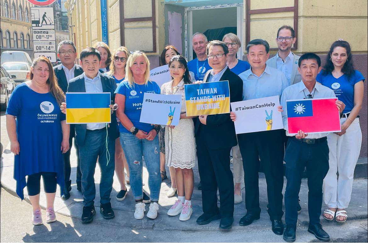 "A Tajvani-Magyar Parlamenti Baráti Társaság küldöttsége ma meglátogatta a HIA többcélú menekültügyi szolgáltató központját Budapest belvárosában, amely a menekültek számára számos szolgáltatást nyújt, például jogi, foglalkoztatási, egészségügyi és iskolai szolgáltatásokat, és a tajvani adományt a központ hosszú távú működésének támogatására fordítják.