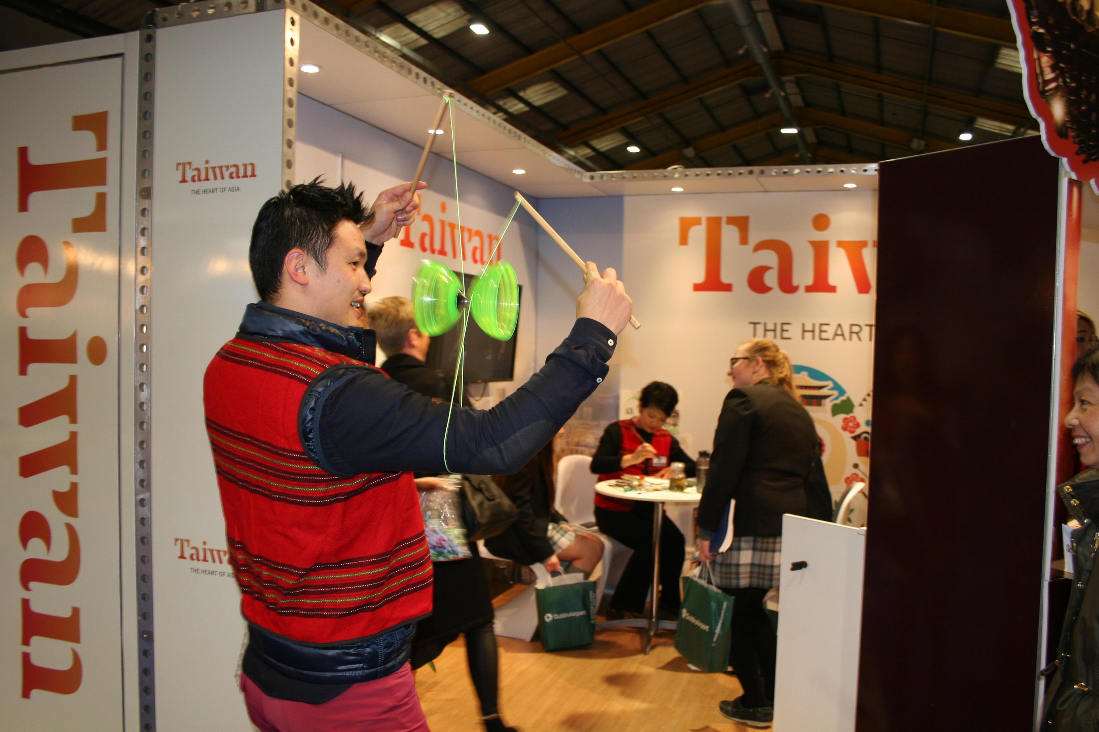 愛臺協會呂會長現場展示我國文化表演(扯鈴)以娛觀眾