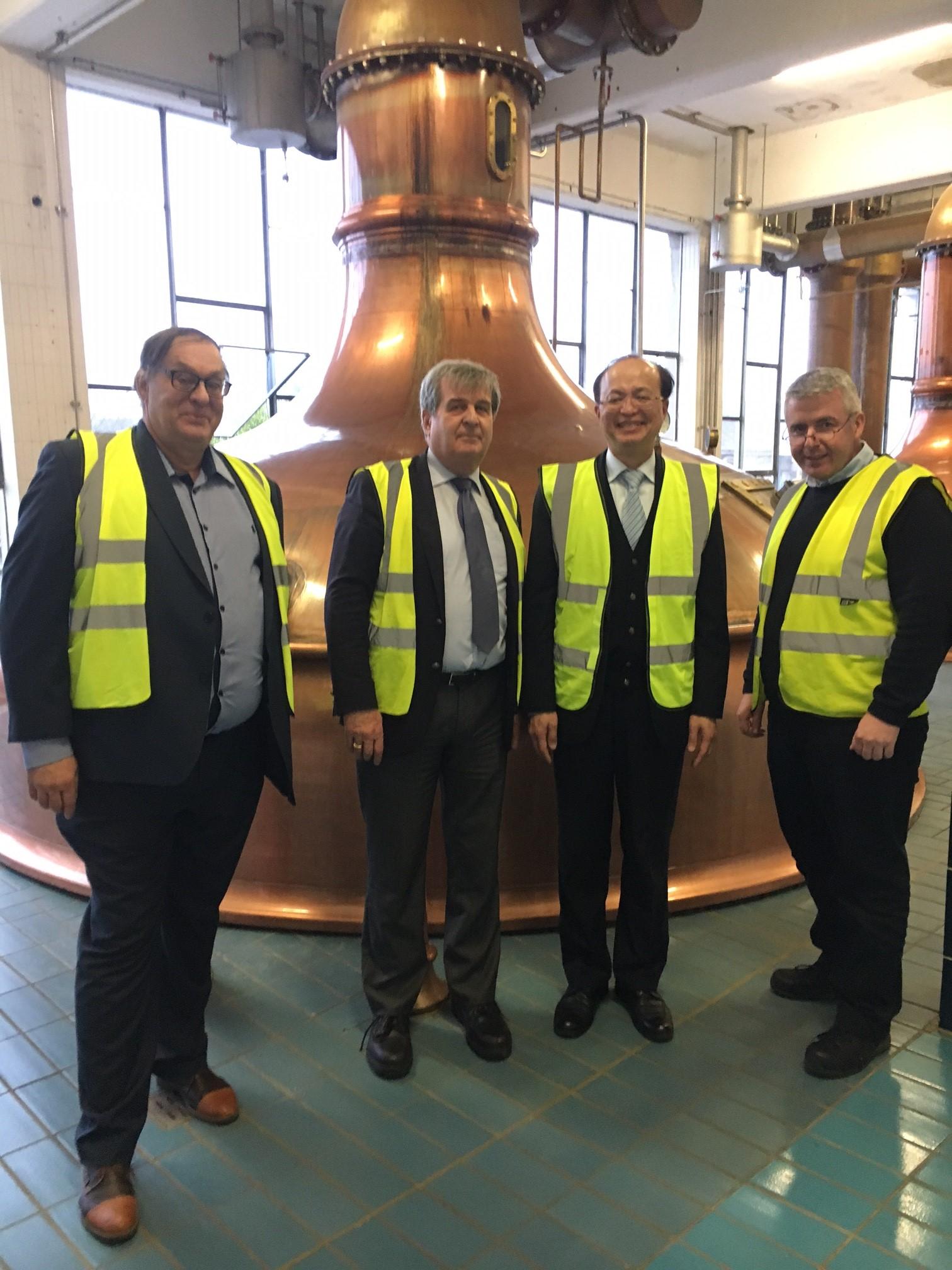 杜大使參訪Great Northern Distillery威士忌釀酒廠，並與廠長、經理及愛商Bernhard Gruendemann(左一)合影