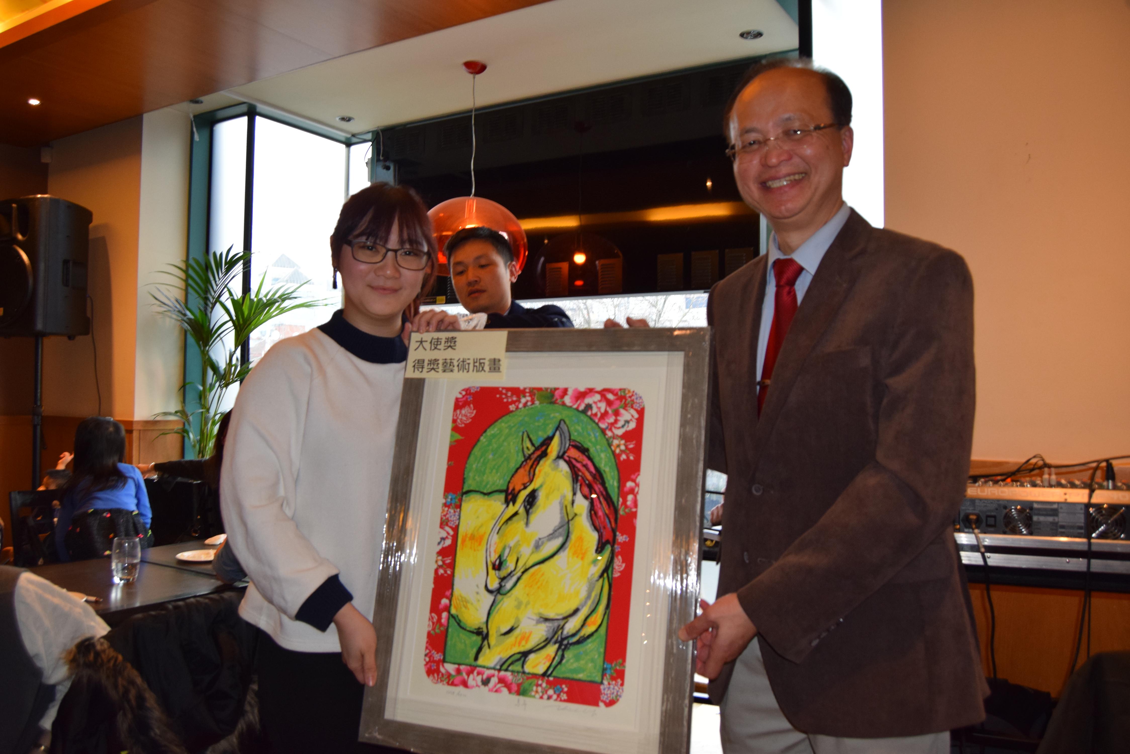 杜大使頒發僑胞獲得幸運摸彩禮品最大獎-「臺灣原版畫」乙幅