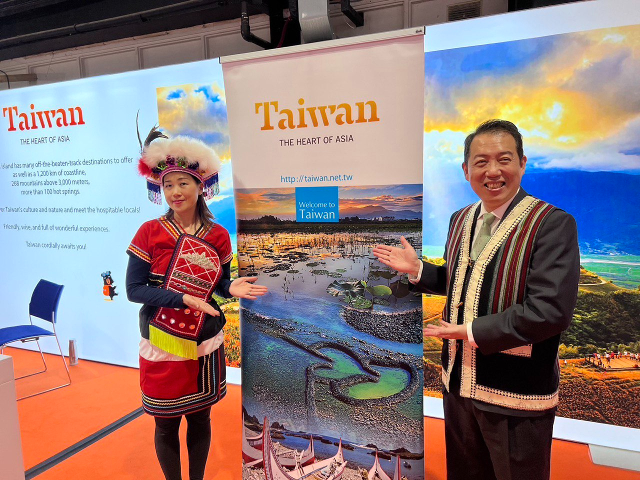 駐愛爾蘭代表楊子葆（右）出席2023年都柏林國際旅遊展，並在「臺灣主題館」推廣臺灣豐富觀光文化與資源。