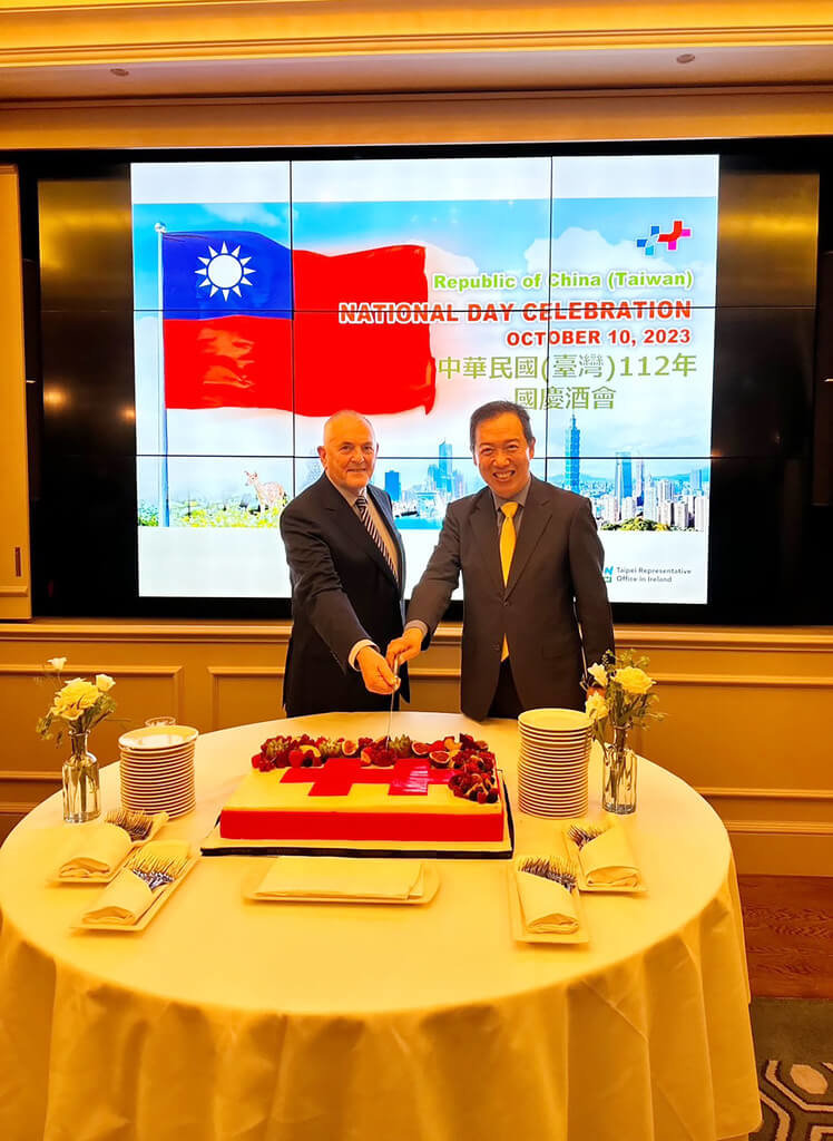 駐愛爾蘭代表楊子葆與國會友台小組主席眾議員麥金尼斯(左)一同切蛋糕慶祝112年國慶。