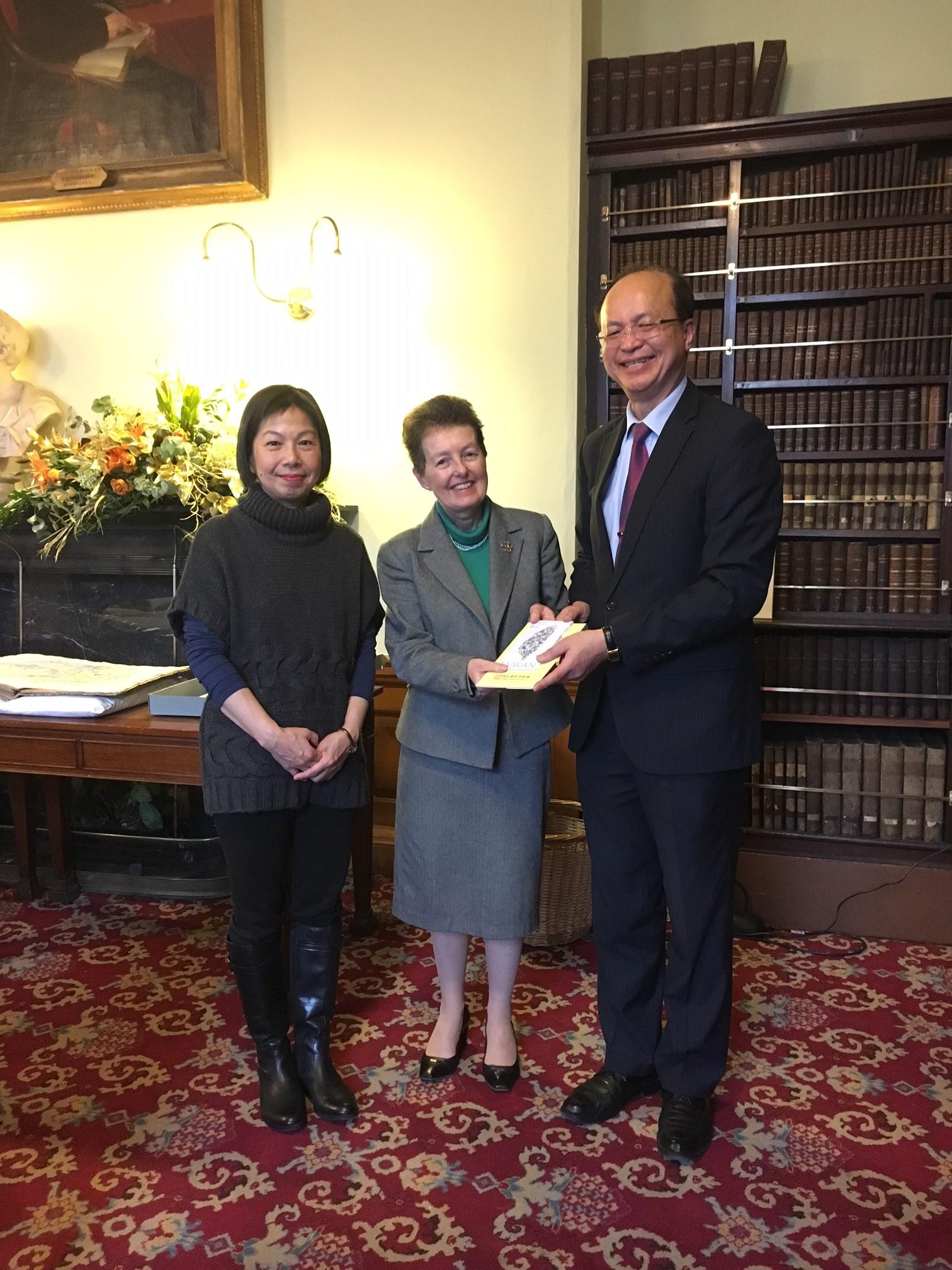 Representative Tu presenting a “Taiwan at a Glance” booklet to the Senior Librarian of the Royal Irish Academy, Ms Siobhán Fitzpatrick