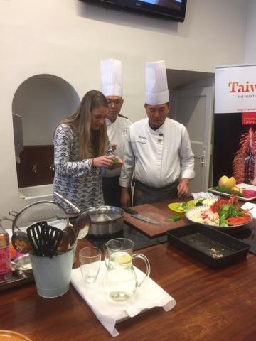 Professor Chen invited the guests to participate in the cooking skill