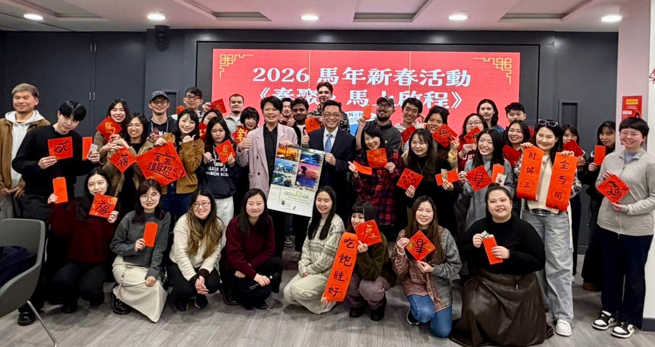 Ambassador Daniel Diann-Wen Tang (center) attended the inauguration ceremony and Lunar New Year celebration of the Taiwan-Ireland Student Association (TISA) on the evening of 10 February 2026, engaging in warm exchanges with Taiwanese students from multiple universities across Ireland.