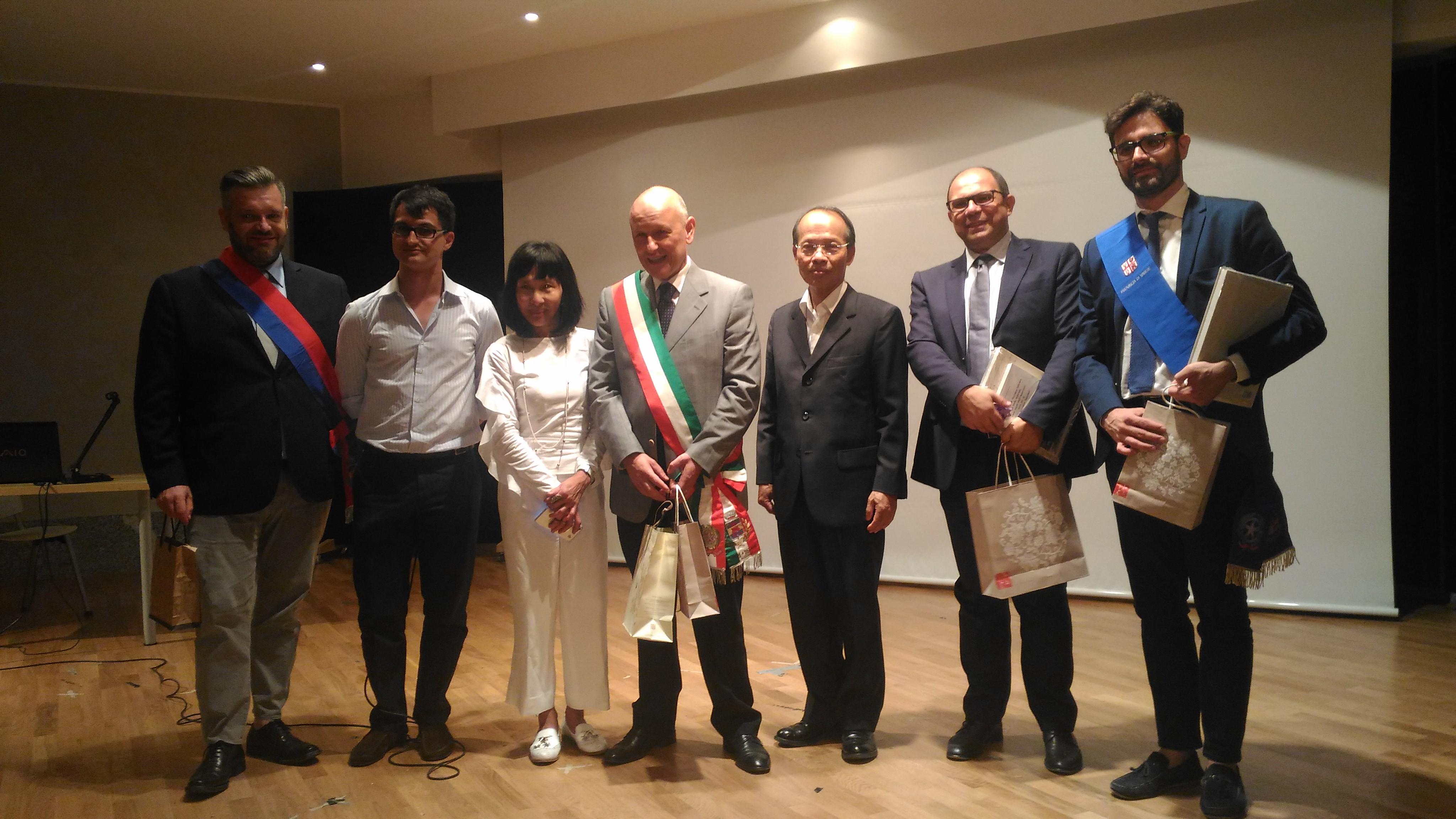 侯大使於聽取文化大學景觀學系成果報告後與M市市長(中)、副市長(左一)、文大景觀系系主任兼所長郭瓊瑩(左三)及助理教授Alessandro Martinelli等合影。