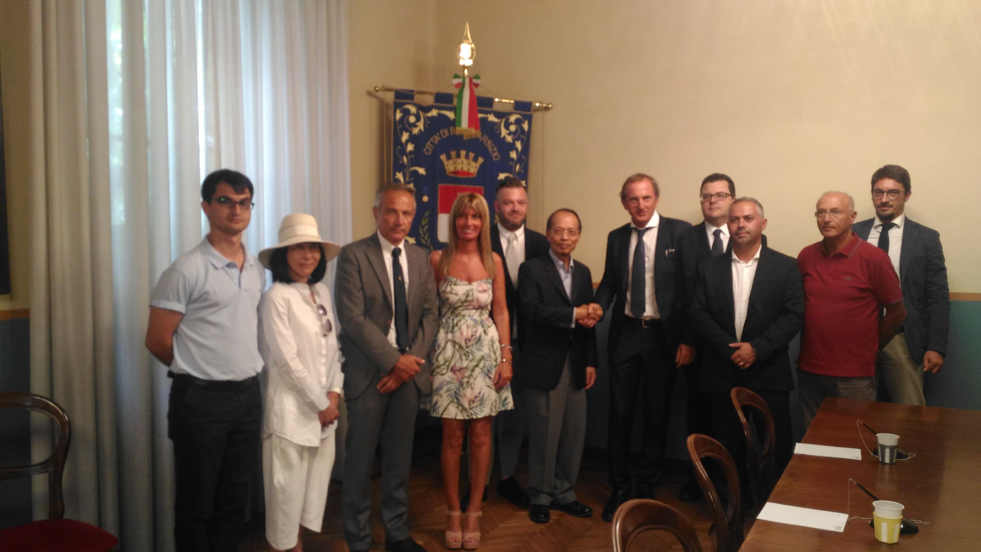 侯大使與Busto Arsizio市長Emanuele Antonelli(右五)及市府相關人員合影