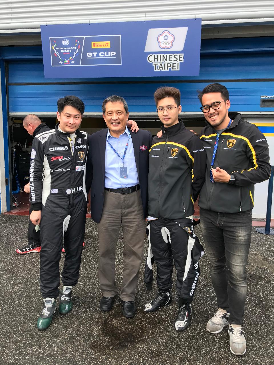 2019.11.03 李大使與代表我國出賽之賽車選手林帛亨、陳意凡及團隊成員合影