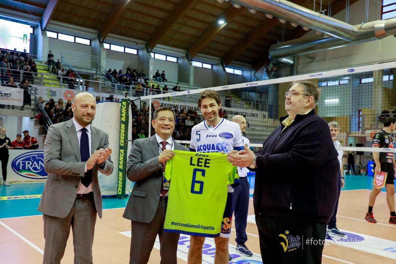 2019.03.03 本處李大使新穎率同仁前往羅馬約1.5小時車程之Cisterna di Latina市，觀賞義大利超級排球聯賽(Super Lega)勁旅Top Volley Latina球隊主場賽事，並為效力該隊之前國手黃培閎打氣。Top Volley Latina隊連續兩季獲我國對外貿易協會「臺灣精品」贊助，因此會場滿布「Taiwan Excellence(臺灣精品)」之標誌，而Latina隊為歡迎李大使蒞臨，特別在賽前頒贈印有李大使姓氏「LEE」的專屬6號球衣，李大使在場上亦受到球迷及前往為黃培閎加油的僑胞熱烈歡迎。