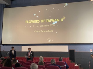 駐義大利代表處、駐西班牙代表處文化組與義大利「共同文化倡議組織(Joint Cultural Initiatives)」合辦之第二屆羅馬臺灣影展「臺灣之華(Flowers of Taiwan)」於昨(24)日晚間在羅馬歷史悠久的法爾內謝劇院(Cinema Farnese)開幕，為期4天，將播出14部影片。

李新穎大使在開幕典禮致詞時，首先特感謝義國政府、國會、文化及教育各界、外交團及國際組織之貴賓蒞臨，及文化部駐西班牙代表處文化組之籌辦，使本年活動在疫情之下仍得以順利舉行，並盼台灣影展成為羅馬文化界年度盛事。

李大使另表示，本次選映的14部臺灣電影出版時間橫跨1960至2019年，充分展現我國電影藝術演變足跡，盼義國觀眾可透過電影瞭解我國60年來政治、社會、經濟及文化等各面向之發展情形，及臺灣達致現今民主、自由、開放及繁榮現狀之歷程。

李大使藉此機會宣傳，駐義代表處即將於下(10)月於成立文化組，盼未來在我國政府之支持下，擴大辦理各項藝文活動，同時持續深化台義文化業務交流，獲得現場熱烈掌聲。

為配合義國政府防疫規定，此次影展放映廳座位均維持適當社交距離，爰僅得開放約100席座位，且均須事前訂位並留下個資，惟本處邀請賓客反應熱烈，開幕式座位在前一日即預約額滿，義國各界人士及電影愛好者均踴躍出席。許多觀眾並對開幕選播之台語電影「燒肉粽」及短片「燒肉粽2019」表示深受感動，認為表達手法細膩，更有不少人在觀影過程中數度落淚，可見藝術無國界。不少觀影的人都打趣表示，隨著片中角色的叫賣聲，意外學會了第一句台語「肉粽」。
本次活動詳細片單：
林摶秋《丈夫的秘密》、胡金銓《空山靈雨》、辛奇《燒肉粽》、侯孝賢《風櫃來的人》、李安《飲食男女》、萬仁《超級大國民》、林世菁《阿嬤的秘密》、陳定寧《燒肉粽2019》、鍾孟宏《第四張畫》《失魂》、黃熙《強尼·凱克》、廖克發《菠蘿蜜》、林書宇《夕霧花園》和徐漢強《返校》等14部，另將安排導演於線上與觀眾互動，分享電影創作歷程。
