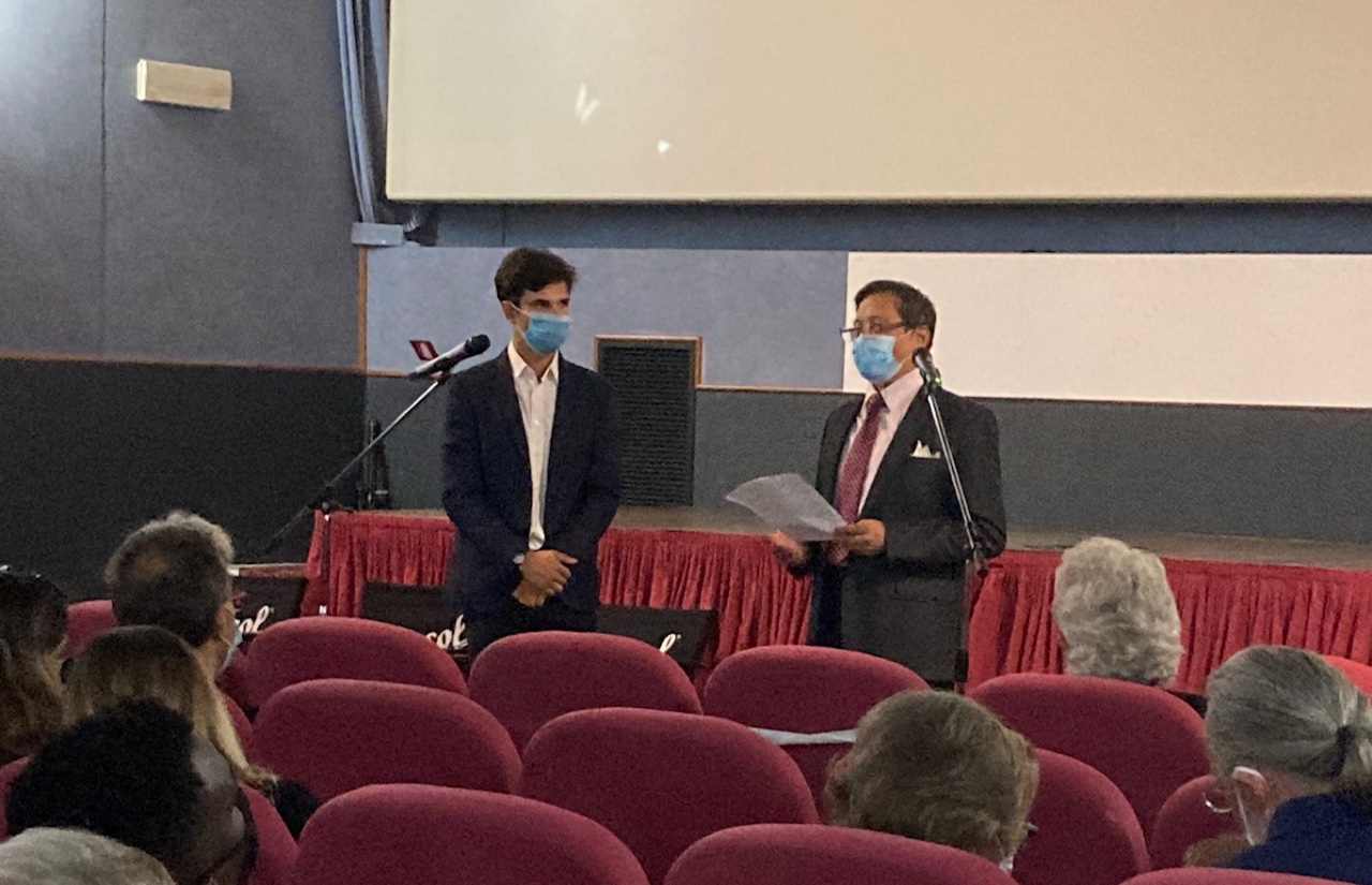 駐義大利代表處、駐西班牙代表處文化組與義大利「共同文化倡議組織(Joint Cultural Initiatives)」合辦之第二屆羅馬臺灣影展「臺灣之華(Flowers of Taiwan)」於昨(24)日晚間在羅馬歷史悠久的法爾內謝劇院(Cinema Farnese)開幕，為期4天，將播出14部影片。

李新穎大使在開幕典禮致詞時，首先特感謝義國政府、國會、文化及教育各界、外交團及國際組織之貴賓蒞臨，及文化部駐西班牙代表處文化組之籌辦，使本年活動在疫情之下仍得以順利舉行，並盼台灣影展成為羅馬文化界年度盛事。

李大使另表示，本次選映的14部臺灣電影出版時間橫跨1960至2019年，充分展現我國電影藝術演變足跡，盼義國觀眾可透過電影瞭解我國60年來政治、社會、經濟及文化等各面向之發展情形，及臺灣達致現今民主、自由、開放及繁榮現狀之歷程。

李大使藉此機會宣傳，駐義代表處即將於下(10)月於成立文化組，盼未來在我國政府之支持下，擴大辦理各項藝文活動，同時持續深化台義文化業務交流，獲得現場熱烈掌聲。

為配合義國政府防疫規定，此次影展放映廳座位均維持適當社交距離，爰僅得開放約100席座位，且均須事前訂位並留下個資，惟本處邀請賓客反應熱烈，開幕式座位在前一日即預約額滿，義國各界人士及電影愛好者均踴躍出席。許多觀眾並對開幕選播之台語電影「燒肉粽」及短片「燒肉粽2019」表示深受感動，認為表達手法細膩，更有不少人在觀影過程中數度落淚，可見藝術無國界。不少觀影的人都打趣表示，隨著片中角色的叫賣聲，意外學會了第一句台語「肉粽」。
本次活動詳細片單：
林摶秋《丈夫的秘密》、胡金銓《空山靈雨》、辛奇《燒肉粽》、侯孝賢《風櫃來的人》、李安《飲食男女》、萬仁《超級大國民》、林世菁《阿嬤的秘密》、陳定寧《燒肉粽2019》、鍾孟宏《第四張畫》《失魂》、黃熙《強尼·凱克》、廖克發《菠蘿蜜》、林書宇《夕霧花園》和徐漢強《返校》等14部，另將安排導演於線上與觀眾互動，分享電影創作歷程。
