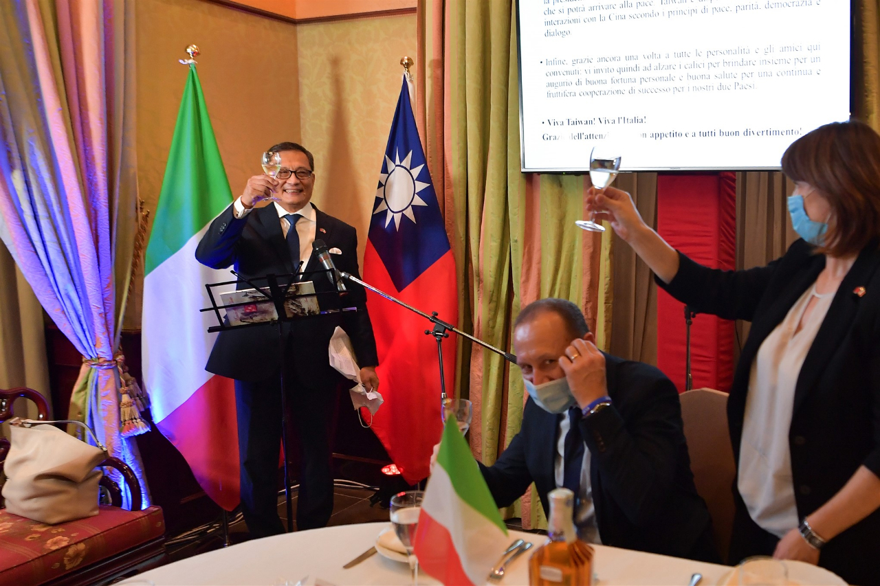 李大使新穎主持109年國慶酒會並致詞