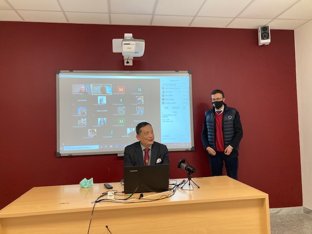 李大使應「羅馬睿智大學」教授Andrea Carteny(右方站立者)及
Stefano Pelaggi教授(投影螢幕左上角者)邀請擔任課程貴賓
