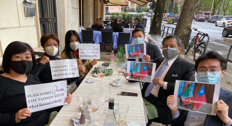 駐義大利李大使新穎與當地僑胞共同響應#LetTaiwanHelp#讓台灣幫忙
#LetTaiwanHelp 
#LasciamoCheTaiwanAiuti 
