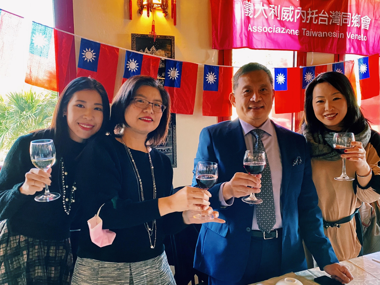 圖說：李新穎大使(右二)、僑務促進委員高聖慈(右一)、陳書寧會長(左二)、陳昕怡副會長(左一)共同舉杯向僑民致意